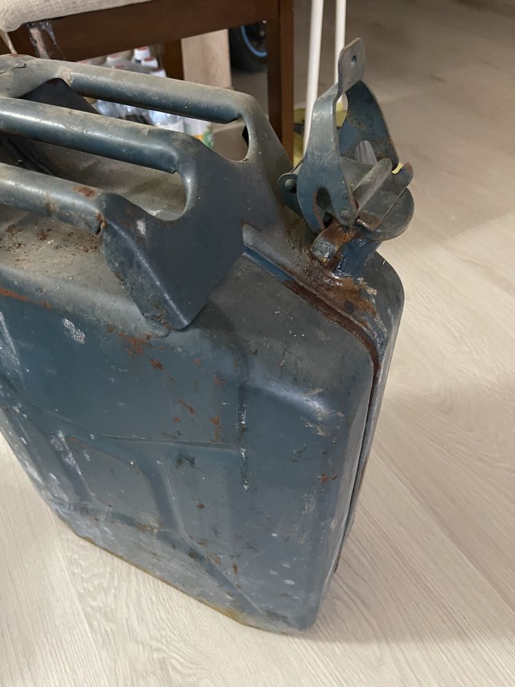 продам  канистру железную 10 л