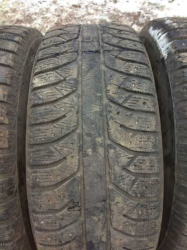 Резина 265/65 R17 "Bridgestone" (Япония), частично шипованные.