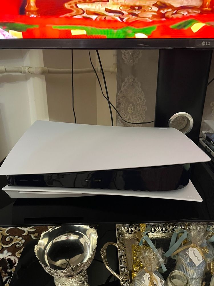 Продам PlayStation 5 с джойстиками и играми!