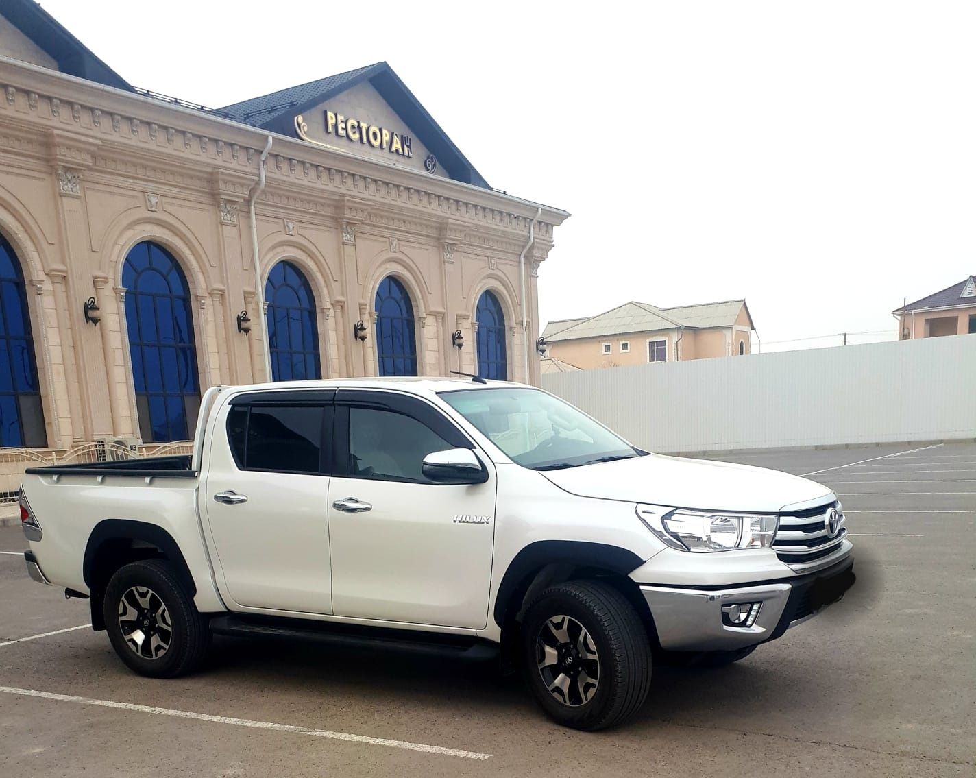 Продается оригиналные диски с шинами на Toyota Hilux 2022 все