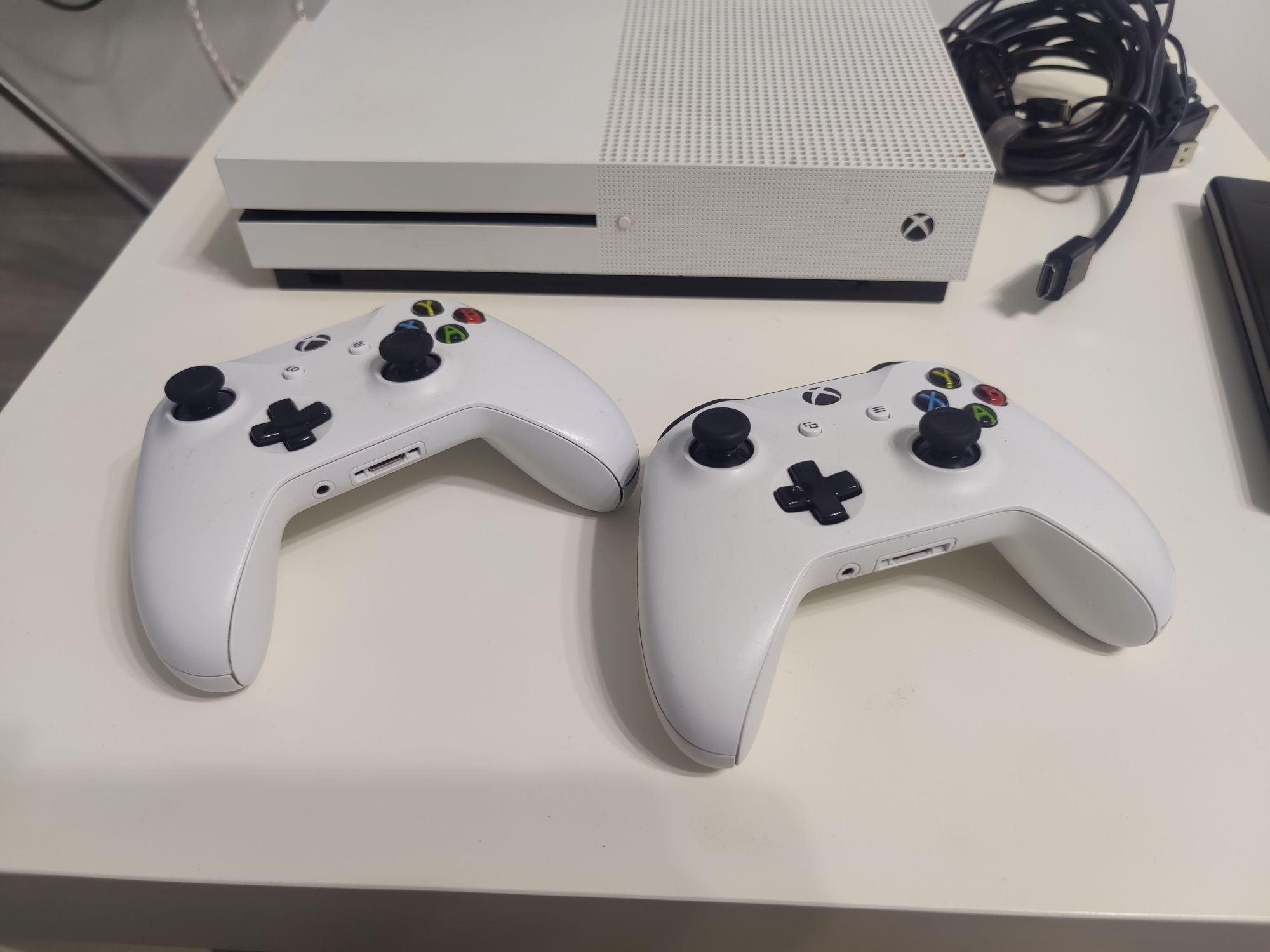 Продам Xbox one s 1 Tb