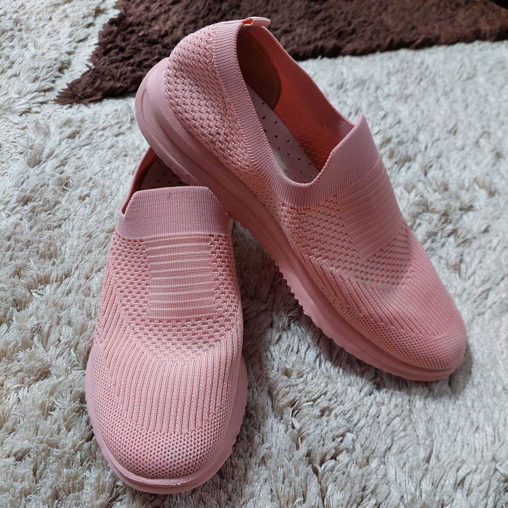 Продам кроссовки 40р