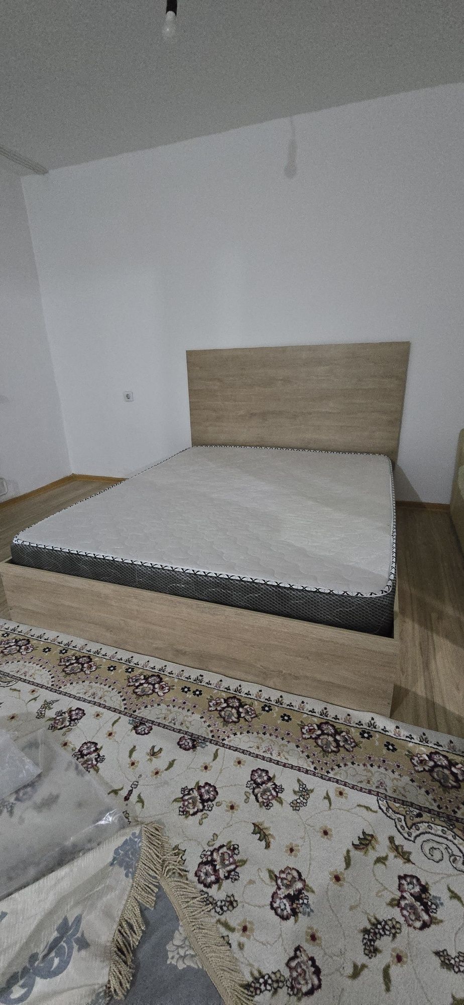 Новая кровать с матрасом