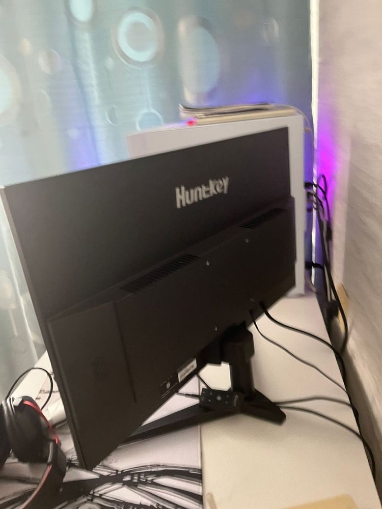 Продам рабочий монитор Huntkey