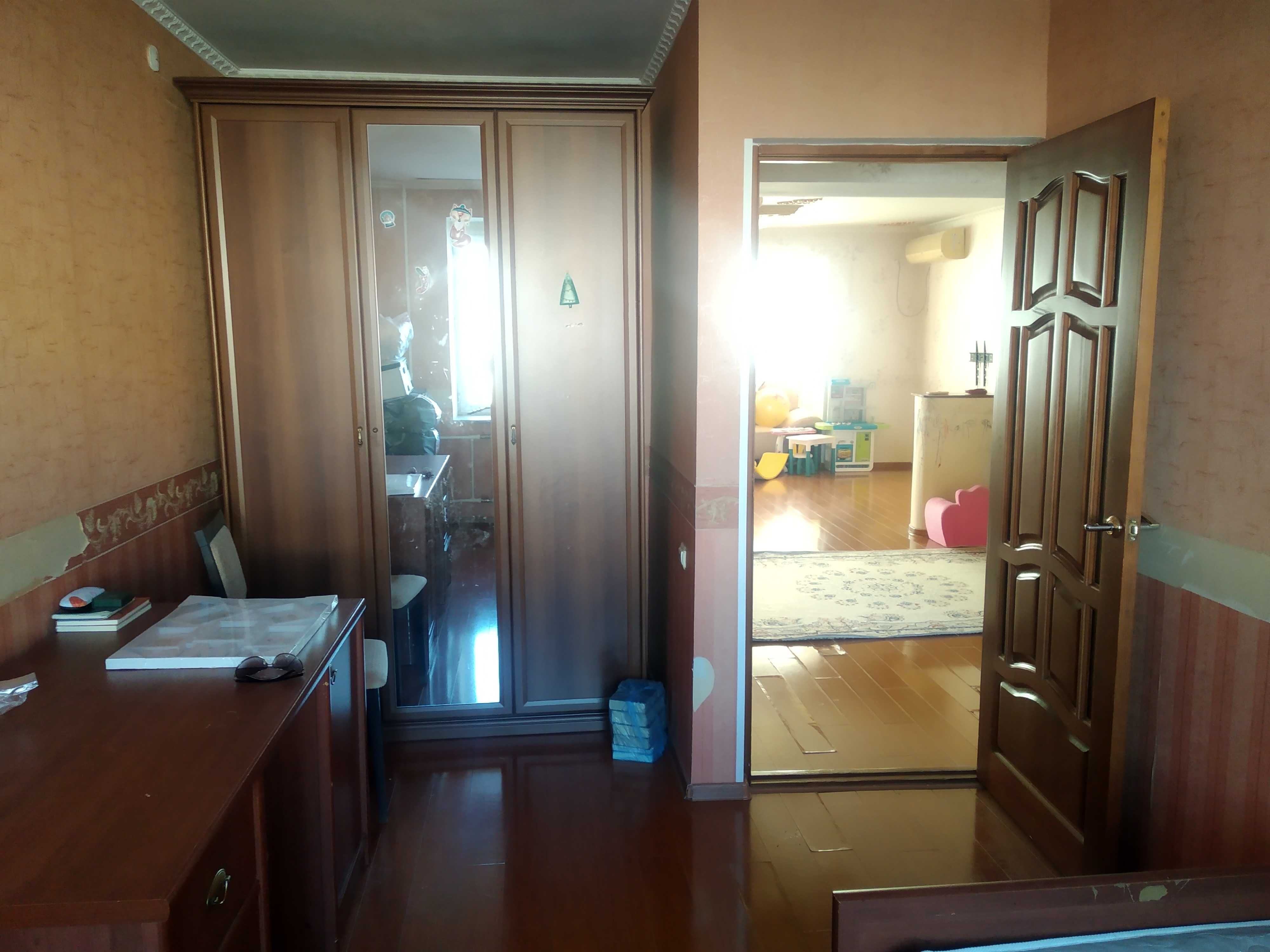 Продам 4-ех комнатную квартиру в районе центрального стадиона