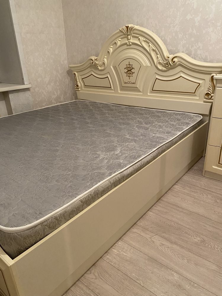 Продается спальный гарнитур