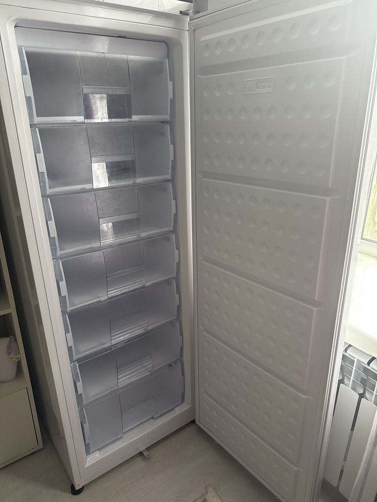 Продам морозильную камеру