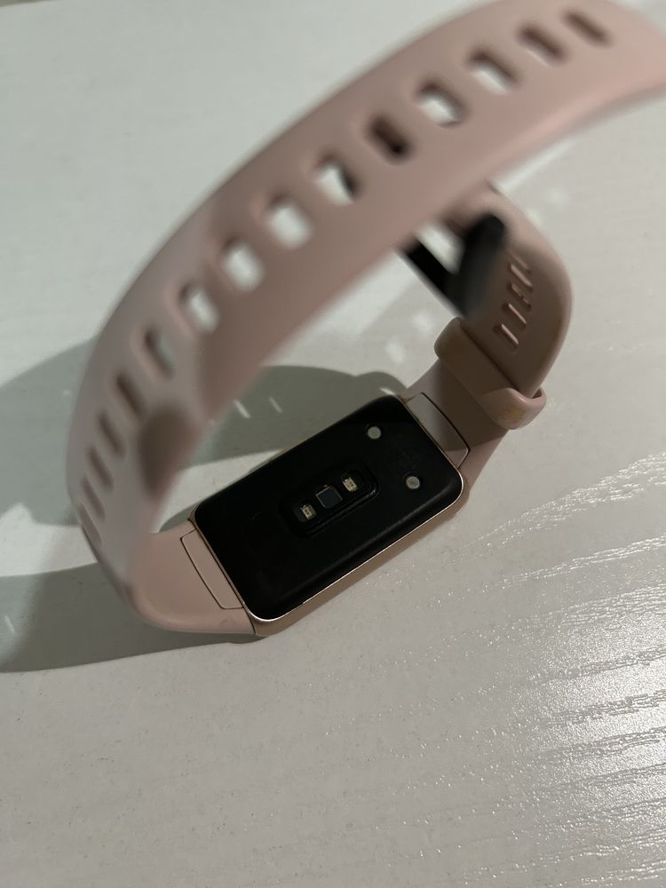 Продам смарт часы huawei band 6