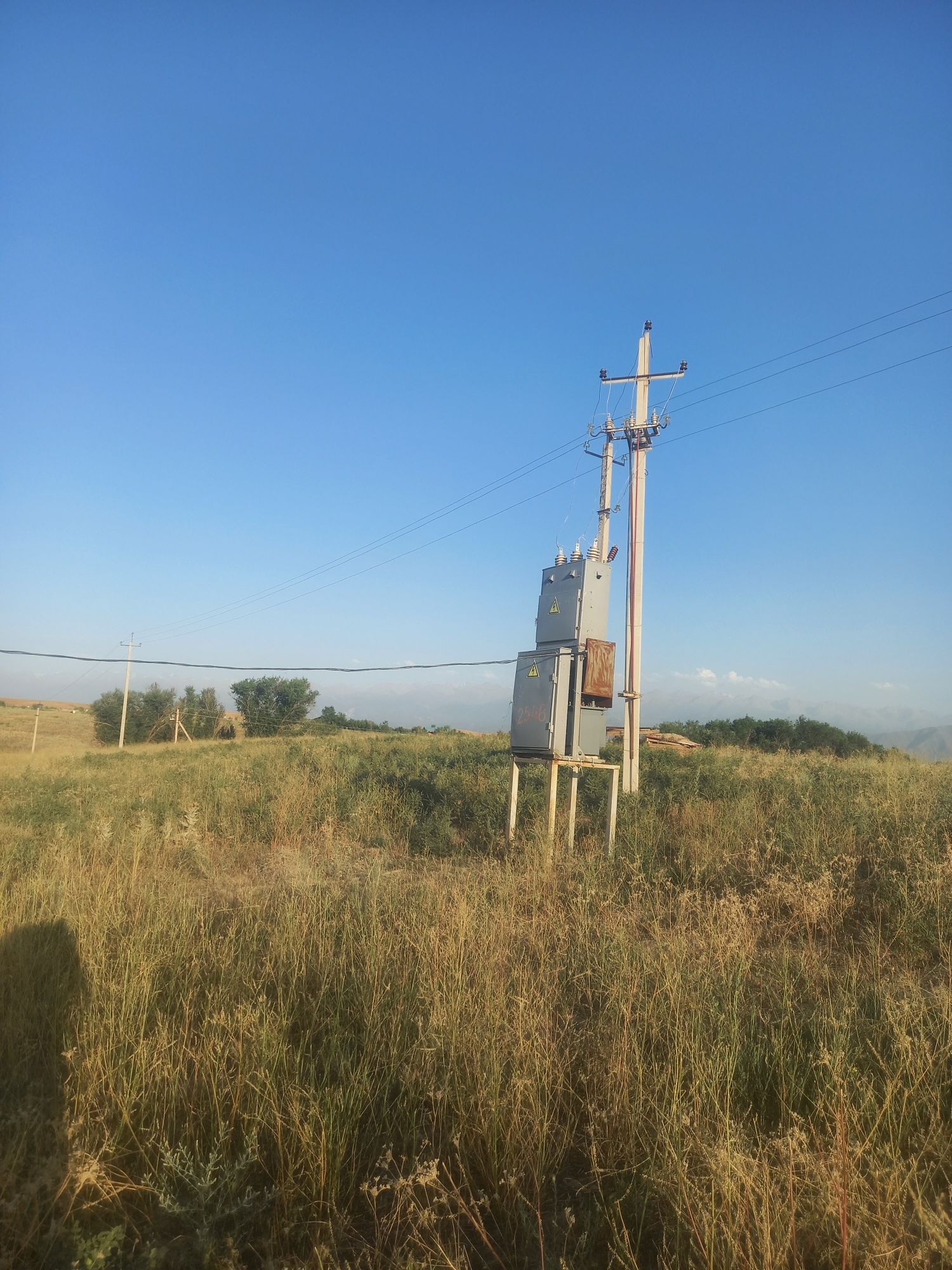Продаётся фазенда 10.5 га.В доль трассы. Свет,вода.