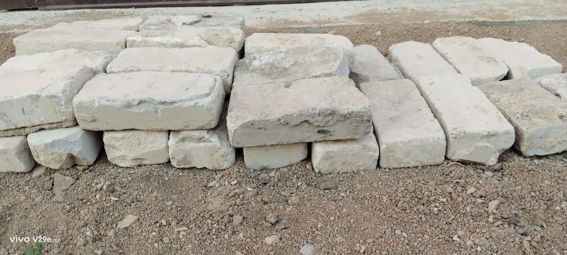 Продам одинарные кирпичи 100 тг