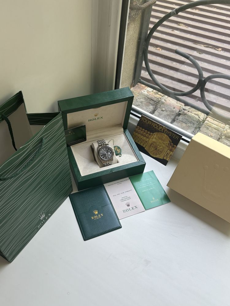 Обменяю часы Rolex Datejust, на телефон но есть небольшой минус.