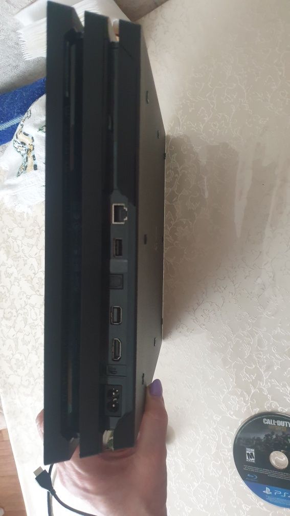 продам Playstation4 pro на 850 gigabyte