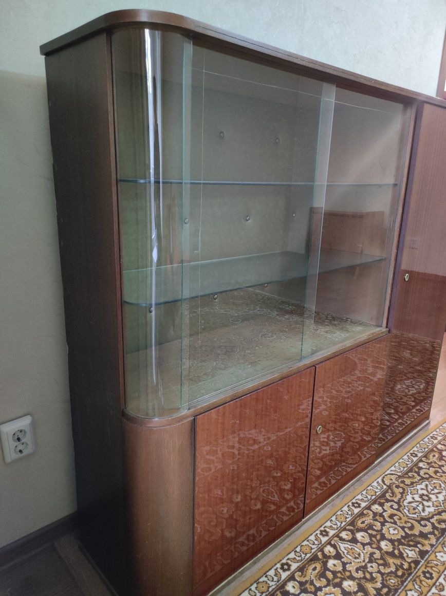 Продам сервант лакированный
