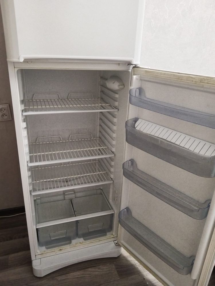Продам холодильник Indesit  В отличном состояний