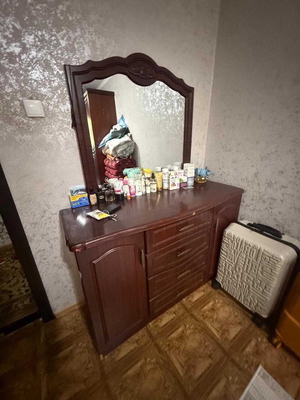 Шифонер и тумба с зеркалом