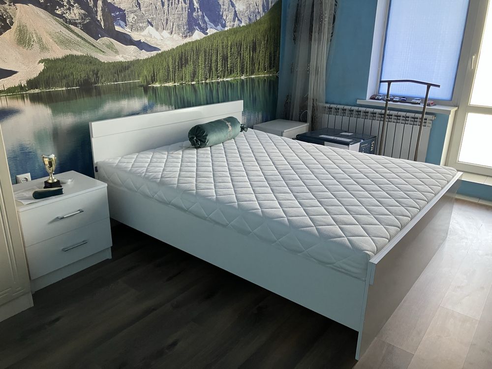 Продаются 3 комплекта мебели для спальни (кровать + 2 тумбочки)