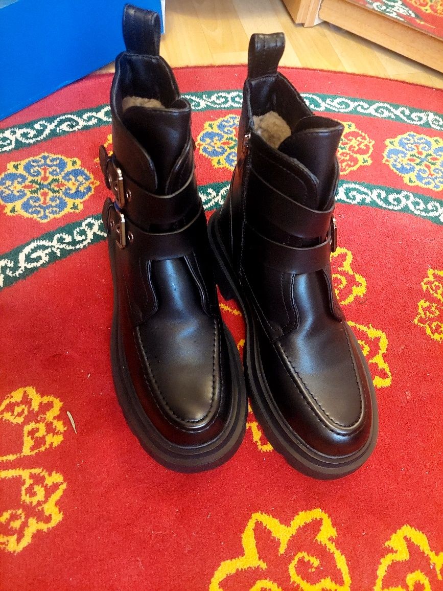 Продам зимние ботинки