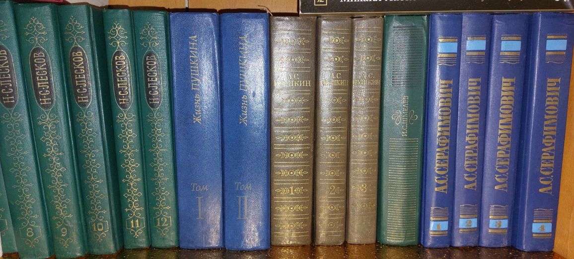 Книги разные. Есенин. Толстой. Пушкин