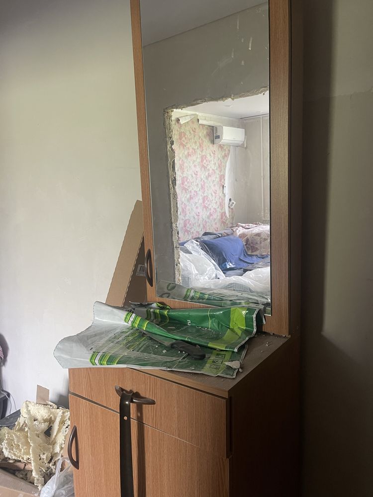 Обувница с зеркалом и выдвигающим ящиком , б/у в отличном состоянии.