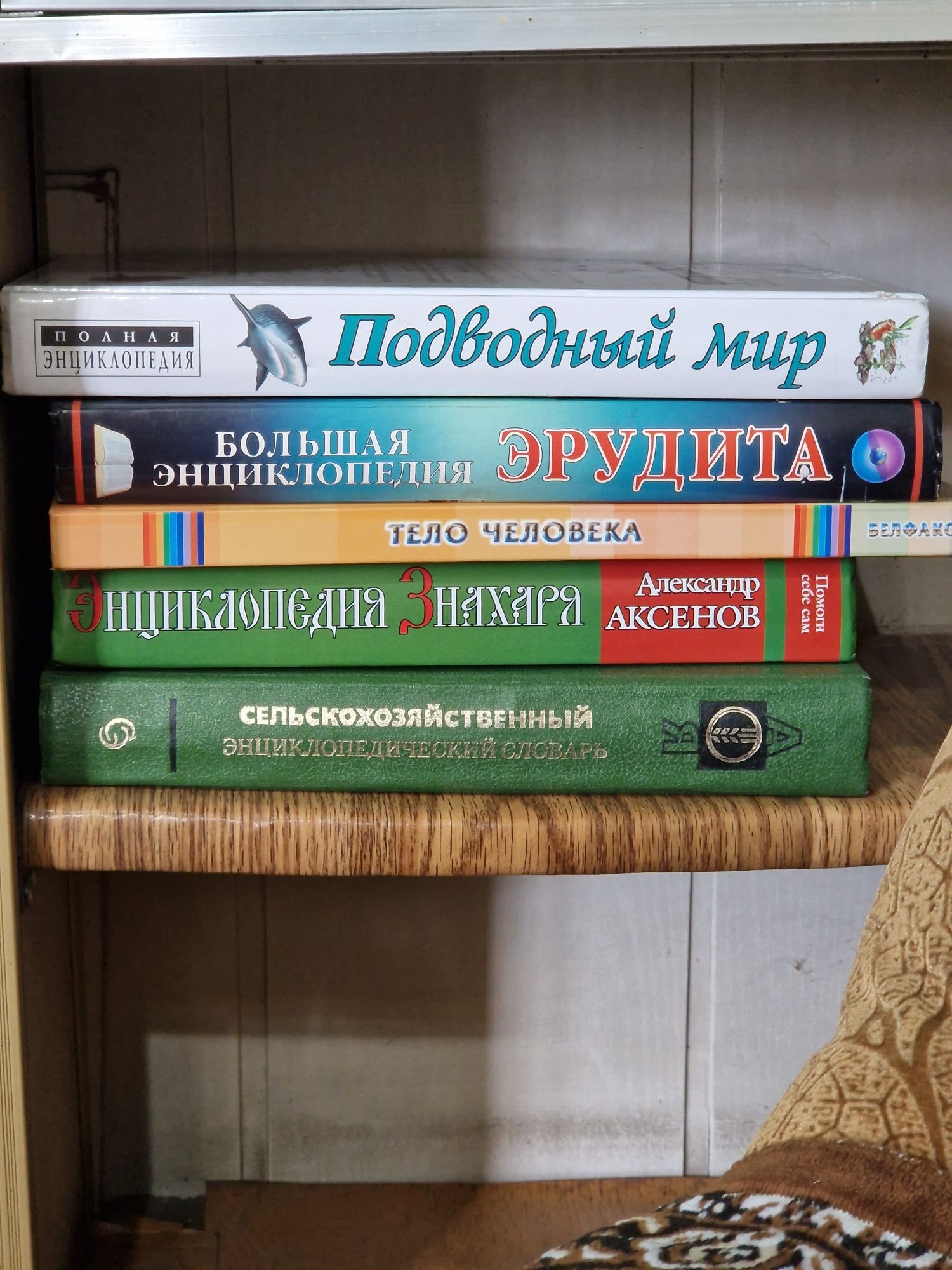 Разные книги по 200 большие по 300 тг