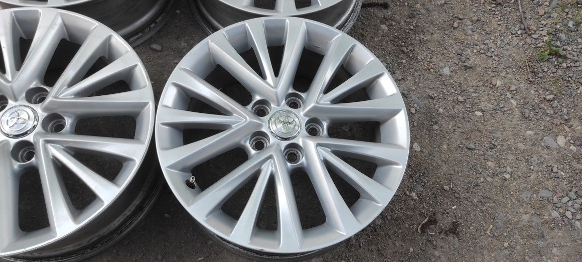 Комплект оригинальных дисков R17. Toyota Camry .