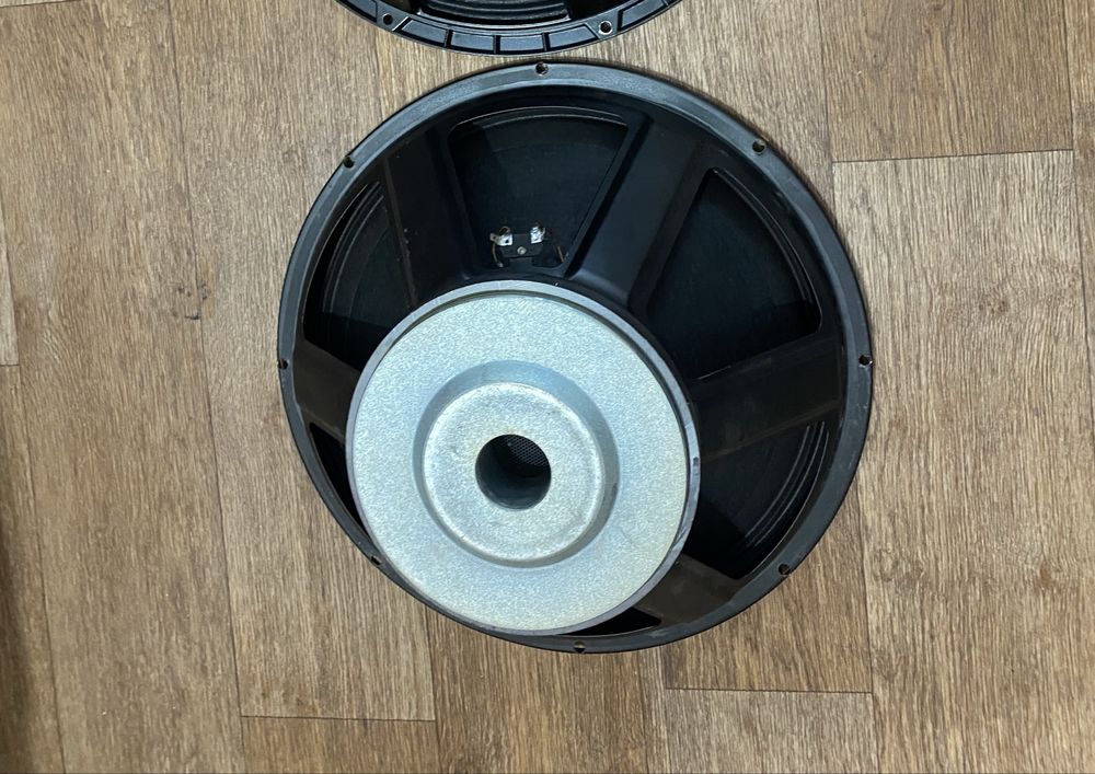 Продается динаик 18" дюмовый, 1 штуки, 600 ватт