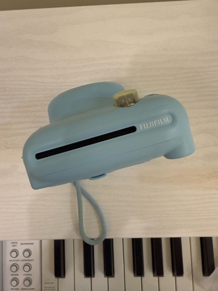 продаю по низкой цене Instax mini 11 в голубом цвете