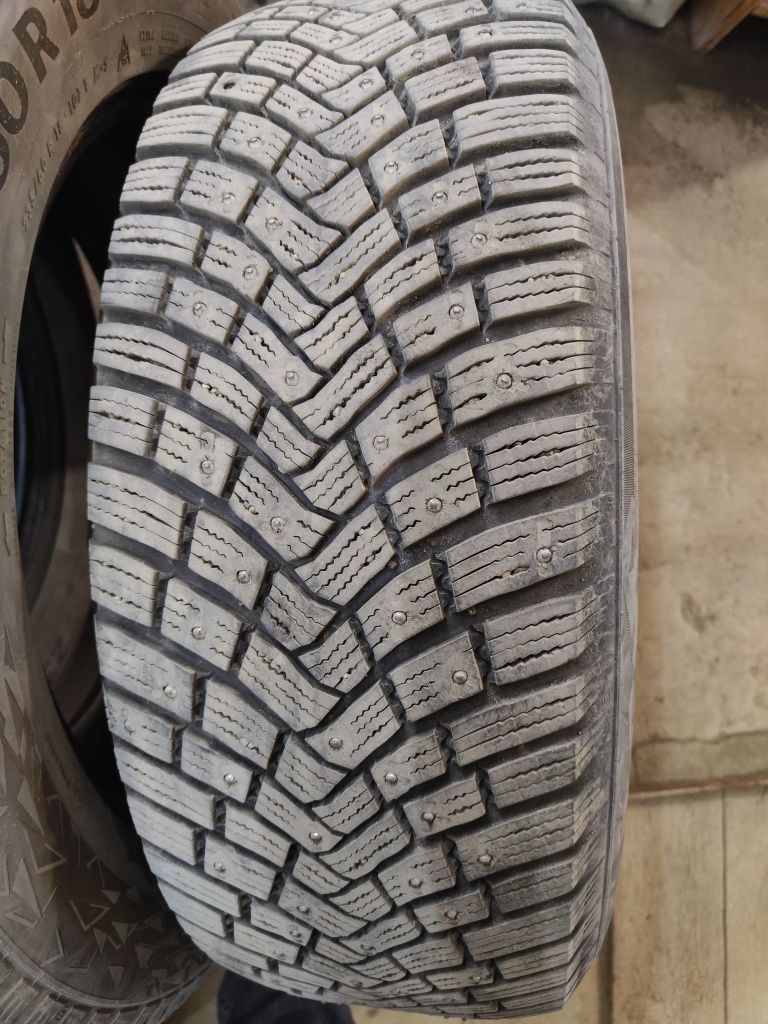 Продам шипованные шины 4шт 235/60 r18