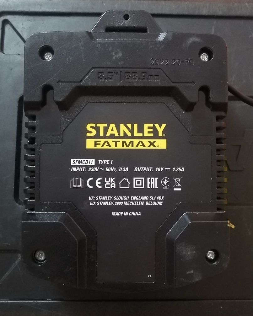 Продам STANLEY FATMAX зарядное устройство и аккомулятор.