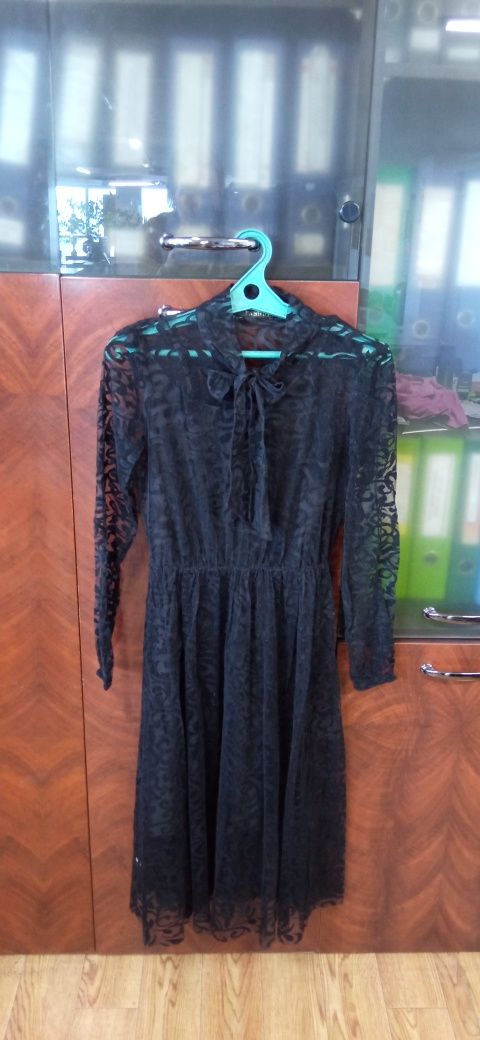 Продам розовый сарафан и чёрное платье!