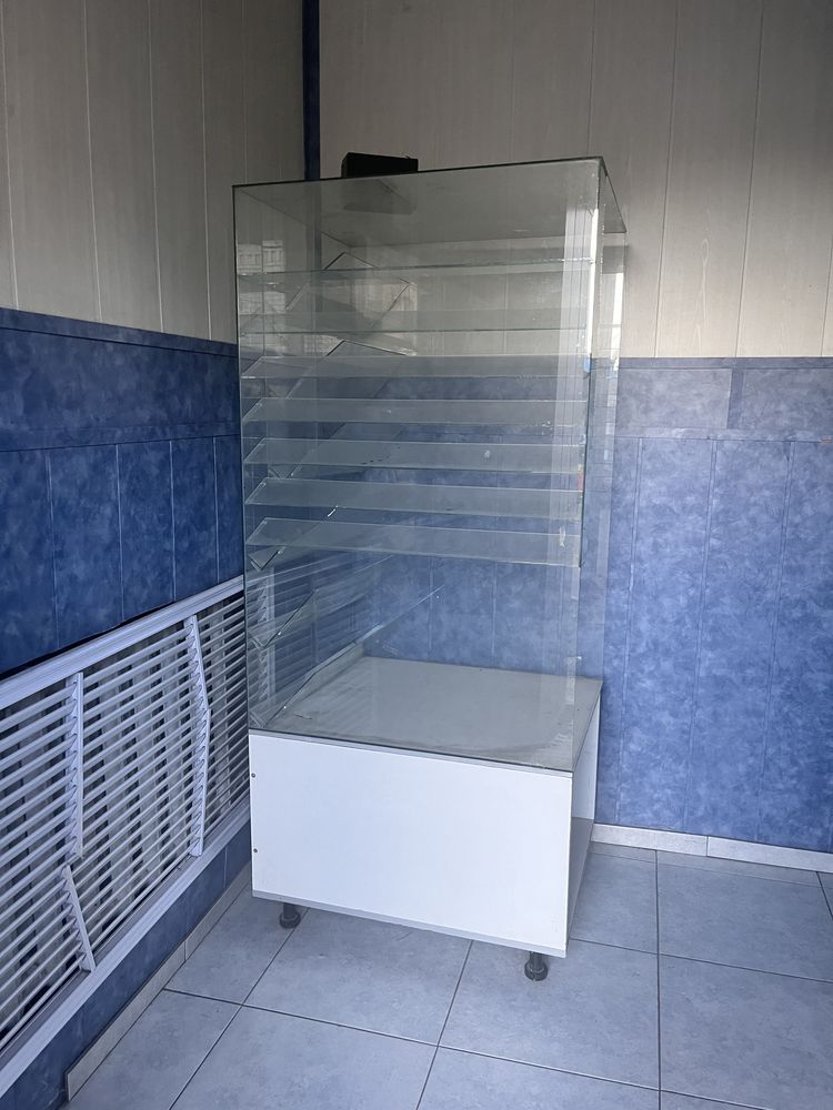 Витрина стеклянная в магазин
