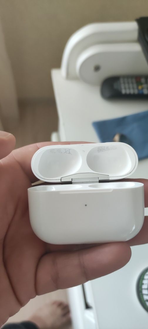 Продам оригинал кейс airpods pro