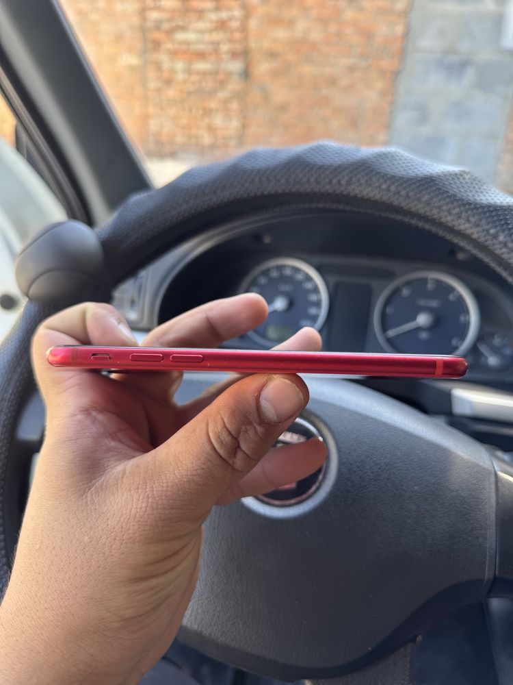 Продам Iphone SE 2020