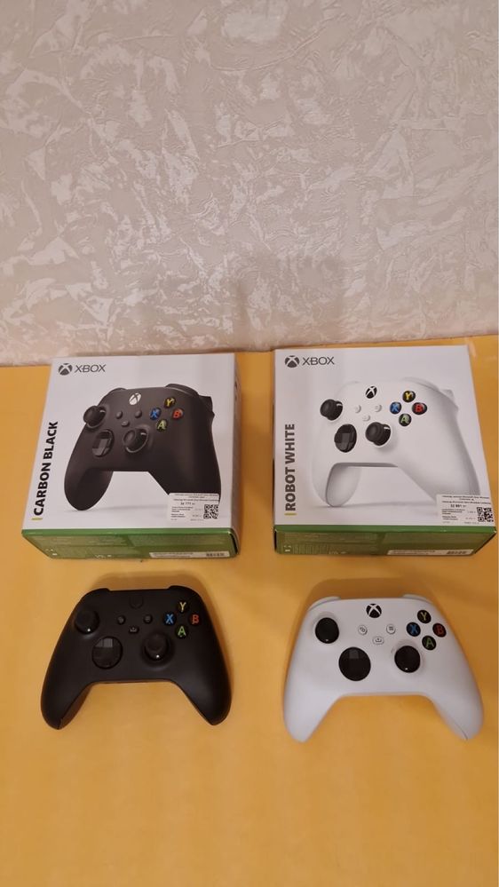 Геймпады Xbox в ченой и белой расцветке