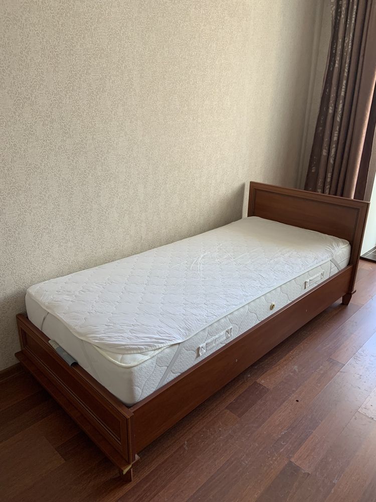 Продается кровать вместе с матрасом. Продаю в связи с переездом
