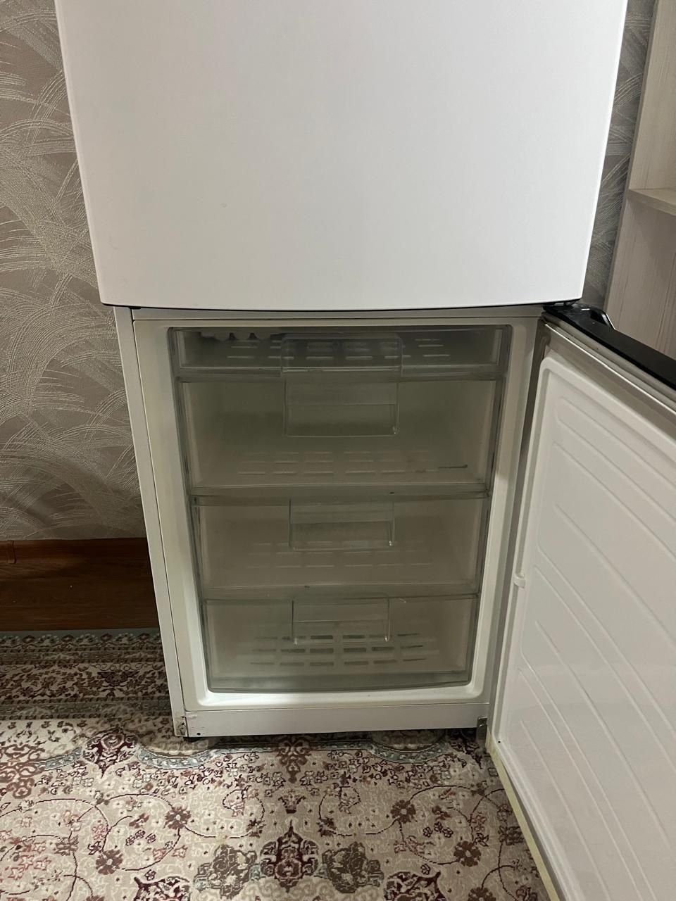 Холодильникк,LG   d