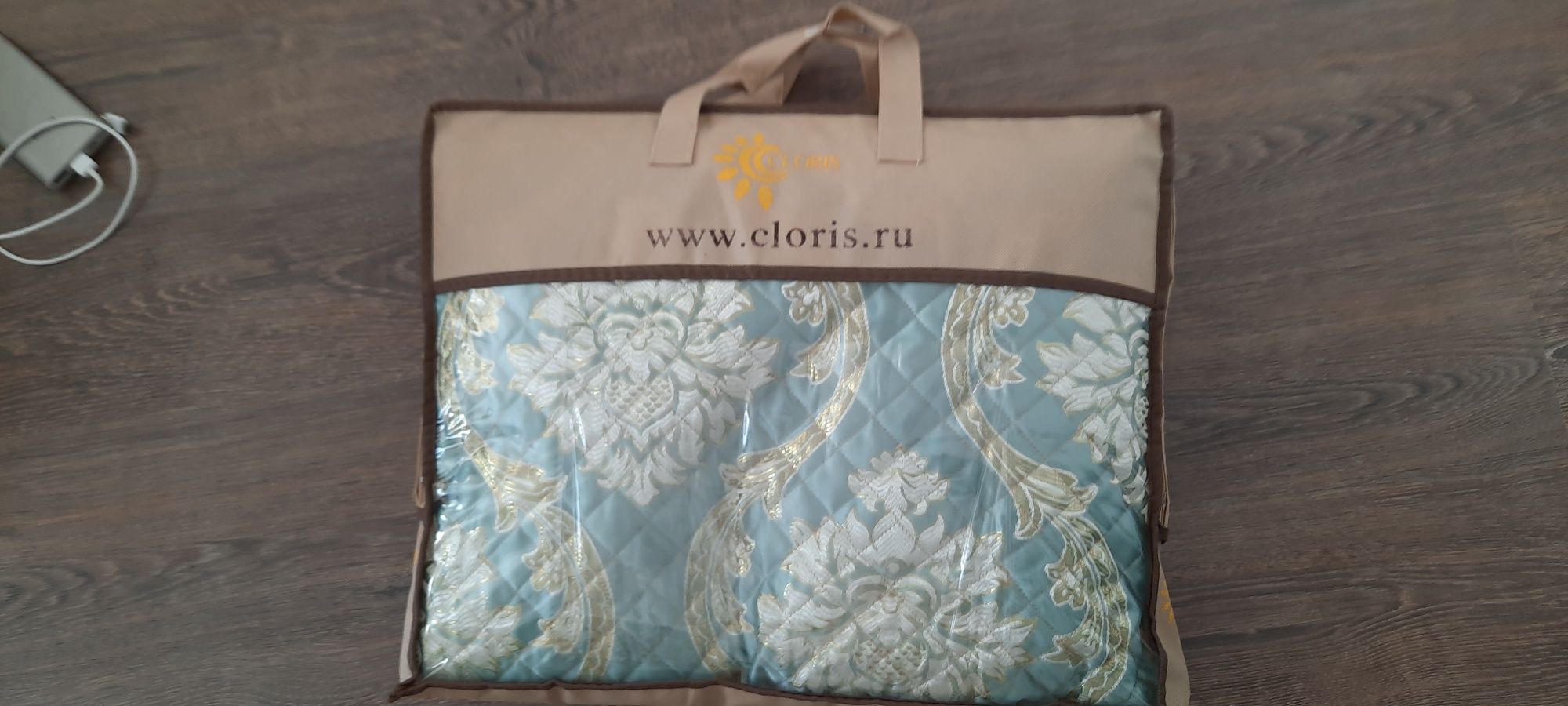 Продам новое покрывало с наволочками 50×80