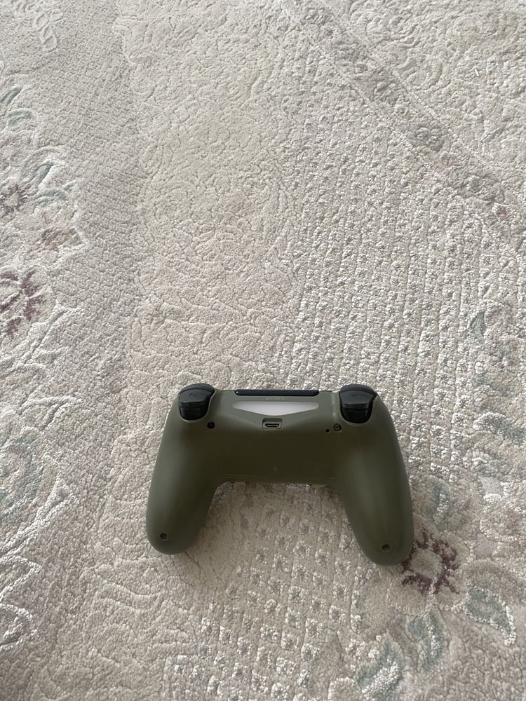 джойстик от PS4 цвет:армейскии почти новый