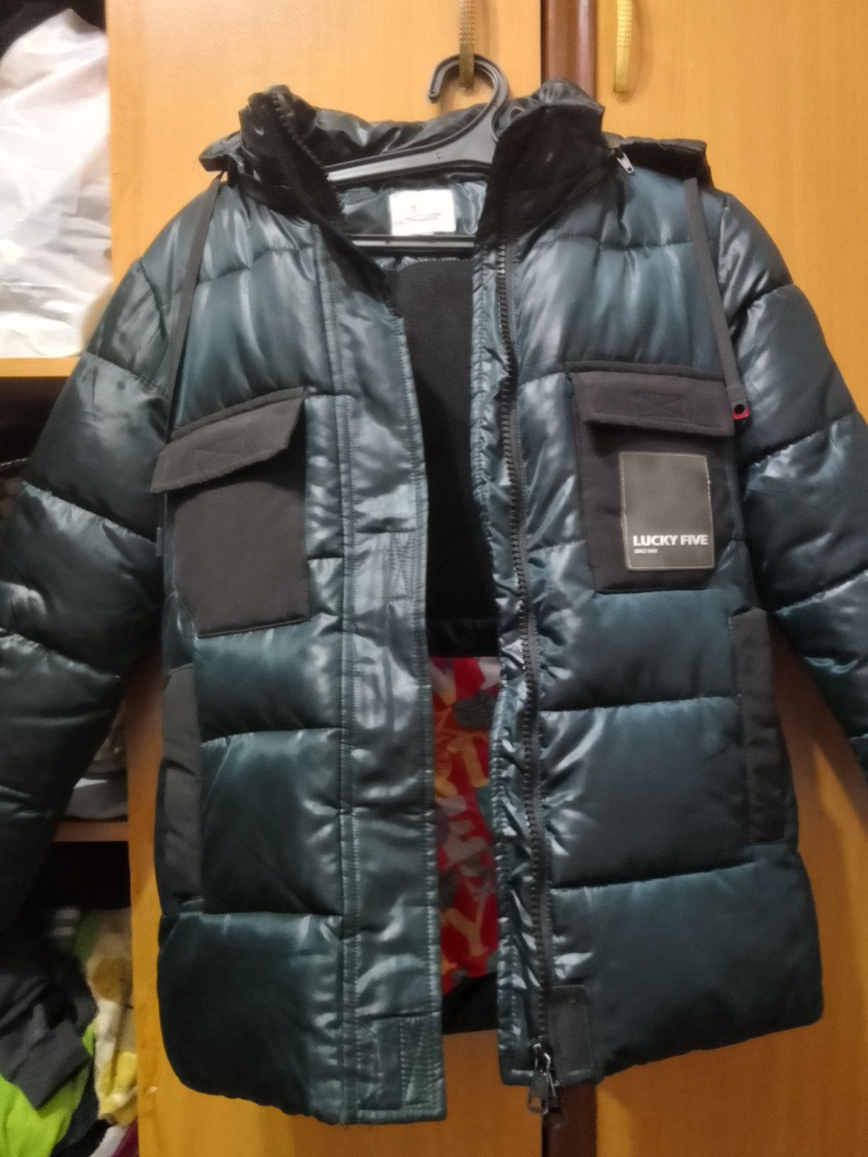 Куртка MONCLER тëмно зелëного цвета.