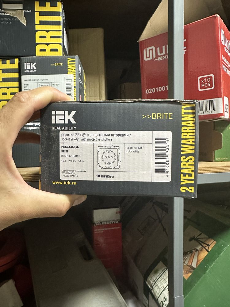 Продам розетки и выключатели Schneider и IEK