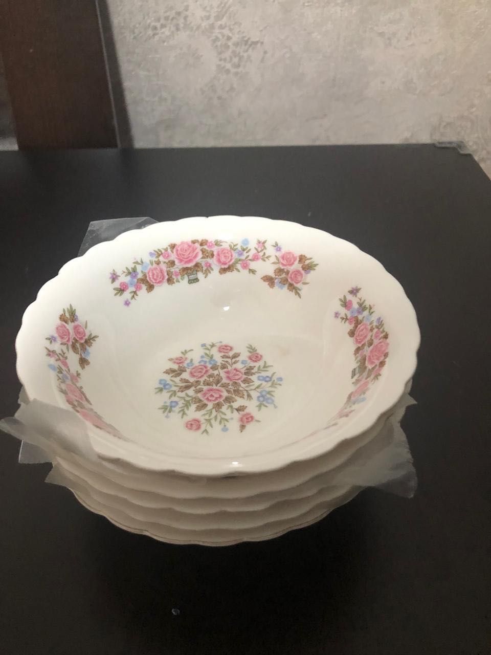 тарелки, супницы, ложки, вилки, скалка, кружки