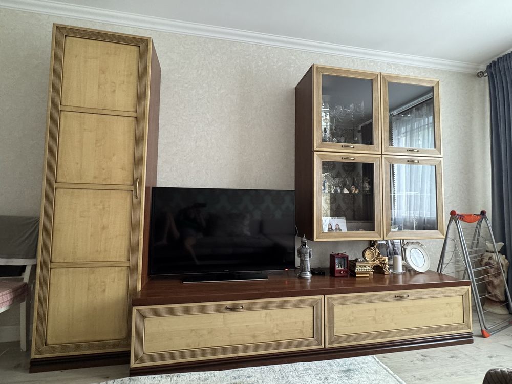 Срочно продам стенку в гостиную пр-во Россия в отличном состоянии