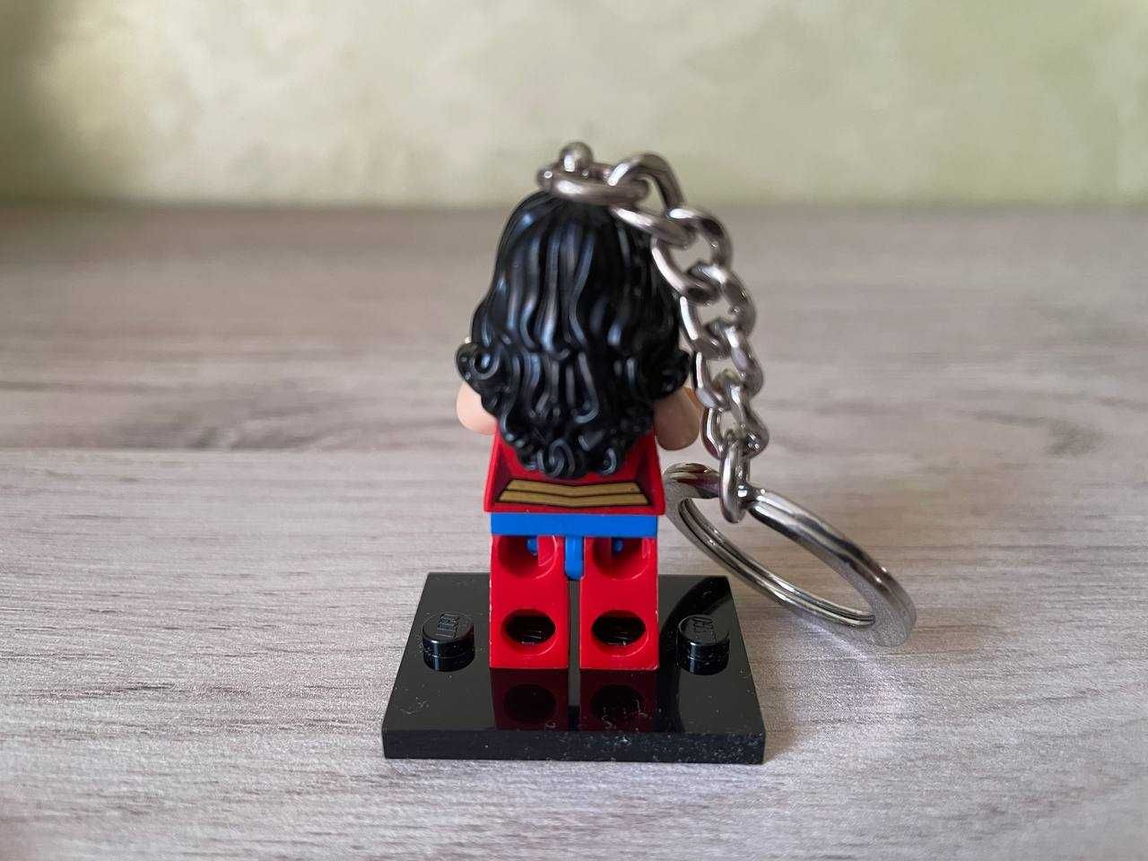 LEGO: Брелок с Чудо-женщиной (DC Super Heroes)