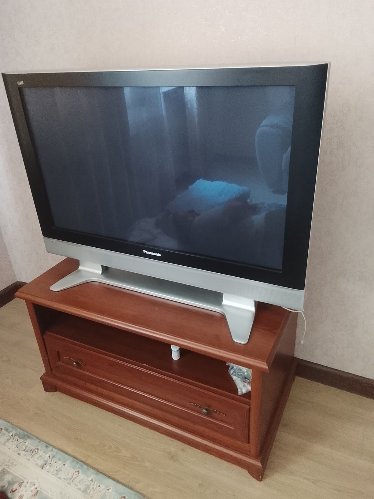Срочно продам шкаф и тумбу