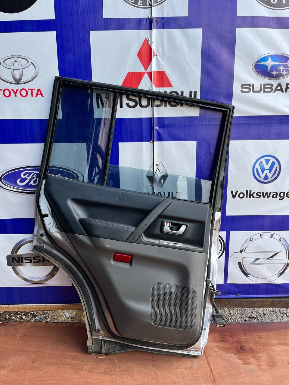 Двери на Mitsubishi Pajero 3 поколение!