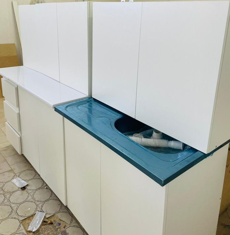 Срочно продам абсолютно новый кухонный гарнитур Азия бренд,цвет белый,