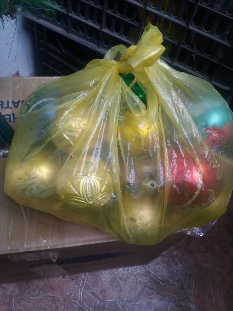 Продам миниатюрную ёлочка с игрушками в придачу