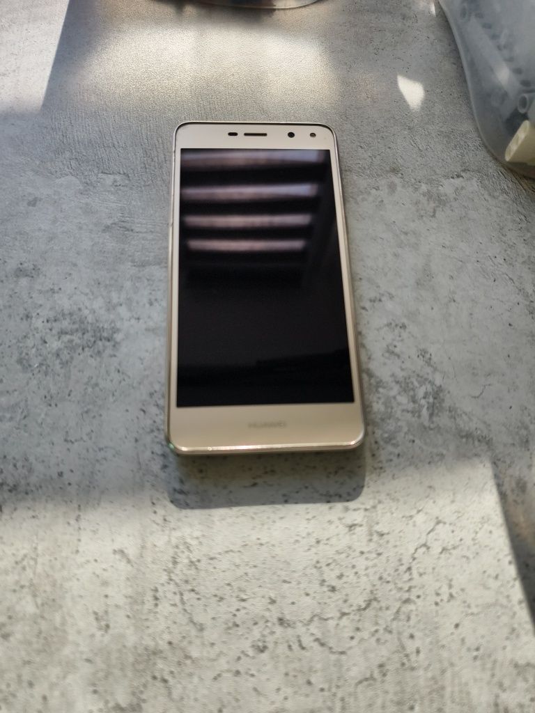 Продаю телефон б/у Huawei MYA-L22