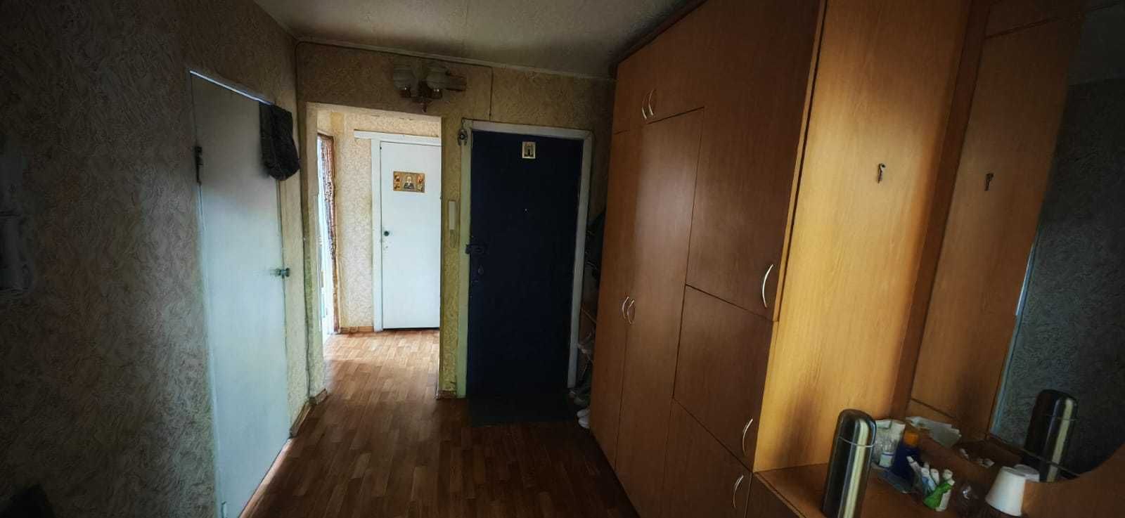 Продам 3-х комнатную квартиру в 19 мкр, средний этаж