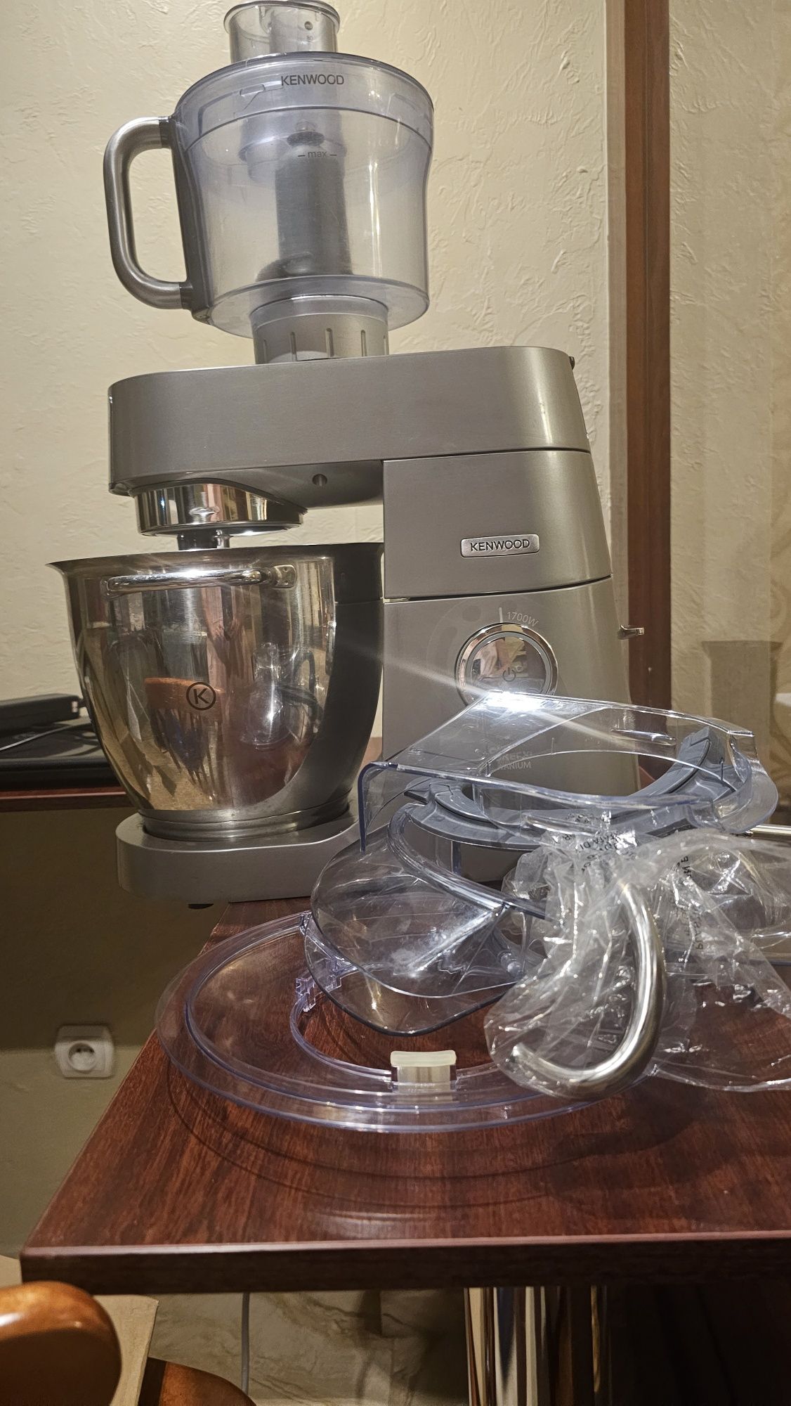 Продам кухонную машину Kenwood chef XL titanium